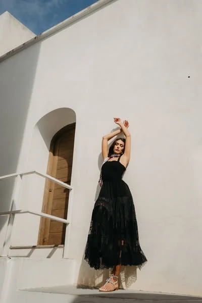 Abito nero · Dettagli e movimento — Nanà Positano